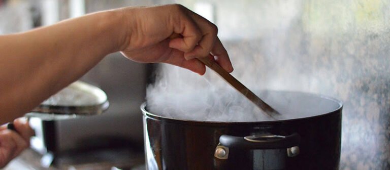 كيفية التخلص من روائح الطهي: 13 طريقة لإزالة روائح الطعام من مطبخك