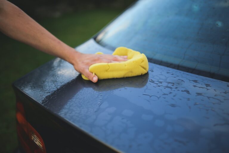 بالصور:طرق تنظيف السيارة في المنزل